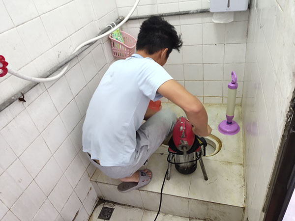 山阳管道堵塞冒臭气 专业师傅现场解决问题