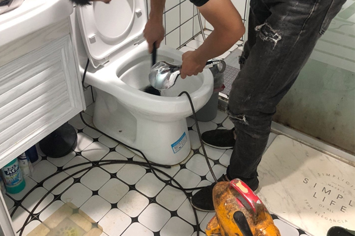 山阳马桶堵塞自己疏通还是找师傅?专业上门服务让你省时更省心