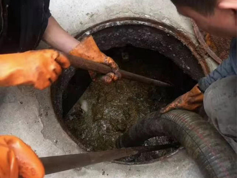 山阳清理化粪池时如何避免沼气的危害?